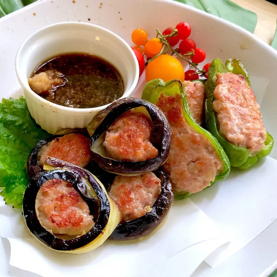 ピーマンとナスの肉詰め…鶏モモの挽肉使用で軽い仕上がり❣️生姜ポン酢でいただきます😋💕|Tomiko Muramatsuさん