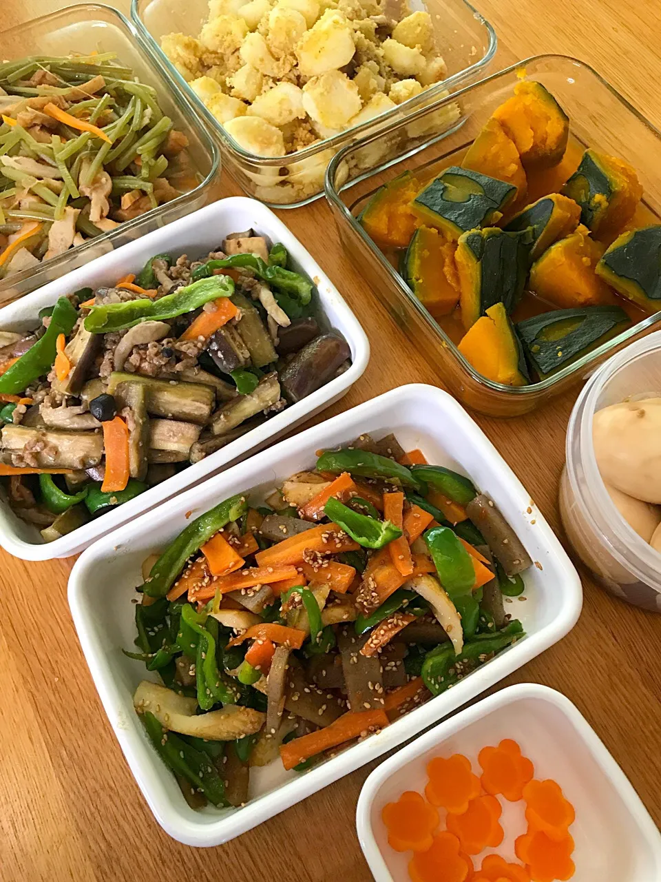 今週の作り置き🤗🎶
カレー風味粉ふきイモ
かぼちゃ煮
芋づると人参とごぼう天の煮物
夏野菜の味噌炒め、
ピーマンと人参とこんにゃくと竹輪のきんぴら、醤油麹漬けゆで卵😊|5ネコママさん