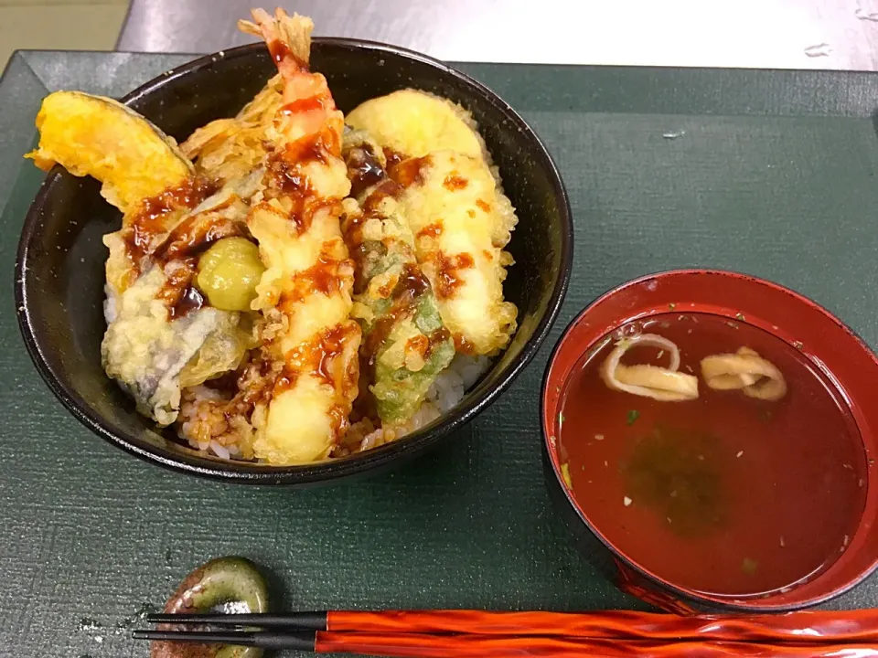 天ぷら盛り合わせで、天丼🍤🍚
#天丼 #天ぷら #天ぷら盛り合わせ #海老天ぷら #穴子天ぷら#なす天ぷら#かぼちゃ天ぷら#イカ天 #ピーマン天ぷら #松茸お吸い物|sakumaさん