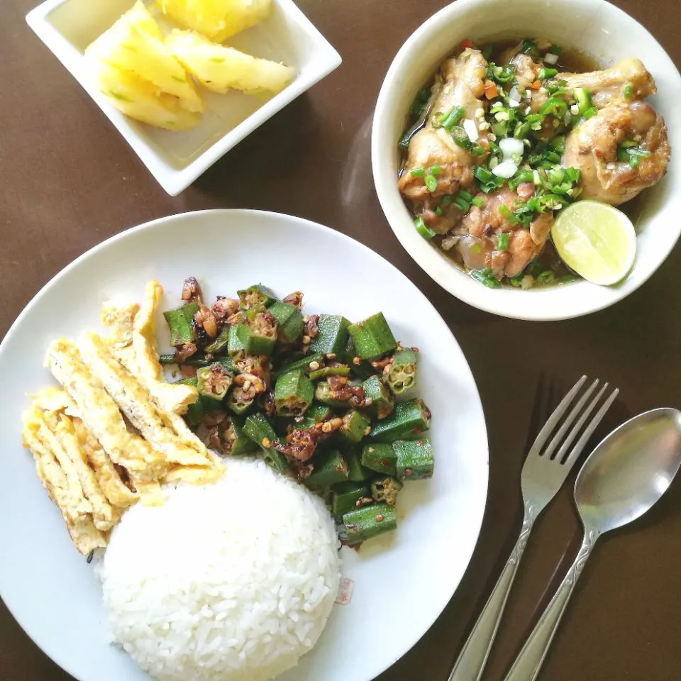 Okra garlic with rice and Slow cooked chicken spicy soup #eatinthai|Eat in Thaiさん