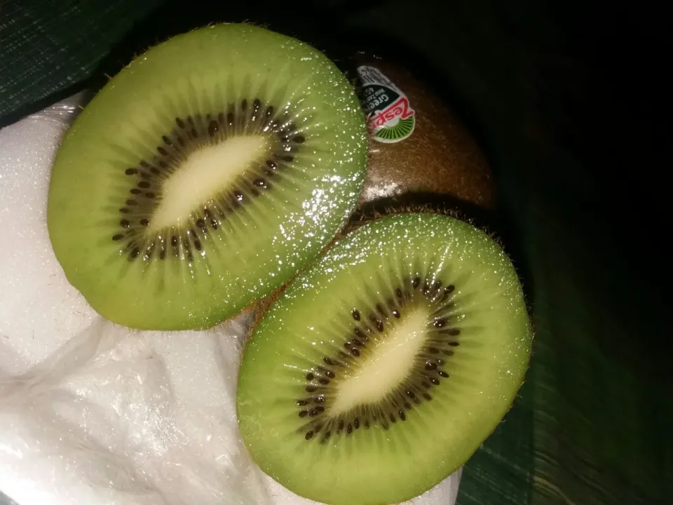 kiwi indonesia 😀 #fruit #buah #indonesia|chintyaさん