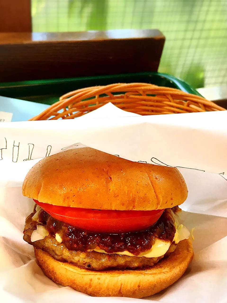 日本の誇る🎌モスバーガーにてアジアンカレーモスバーガー🍔を。美味い、ウマオだ。暑い日☀️はカレーだね〜  店のウインドウの “緑のカーテン”が涼しげ。やっぱりモスは日本一、いゃ！世界一‼️|島田勝行さん