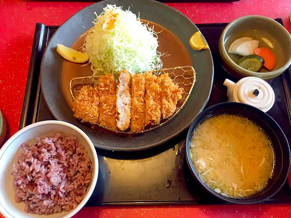 ロースカツ定食 中 黒米＆豚汁
とん膳神栖店|htさん