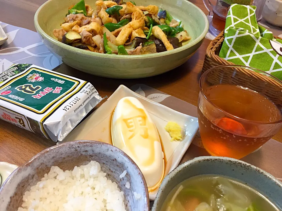 晩御飯
ナスとピーマンと豚肉の油揚げの味噌炒め、豆腐、キャベツとエノキとベーコンのスープ、白米|かよちゃんさん