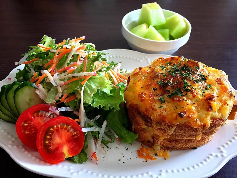 ⭐︎とうもろこしのクロックムッシュ ⭐︎野菜サラダ  わさび胡麻ドレッシング ⭐︎メロン|よっちぃさん