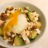 Snapdishの料理写真:夏にぴったり！ヘルシーだけどボリューム満点！納豆アボカド豆腐丼！🌞