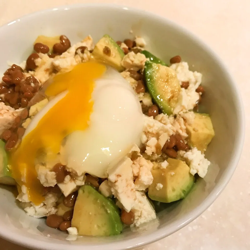 夏にぴったり！ヘルシーだけどボリューム満点！納豆アボカド豆腐丼！🌞|ほのみさん