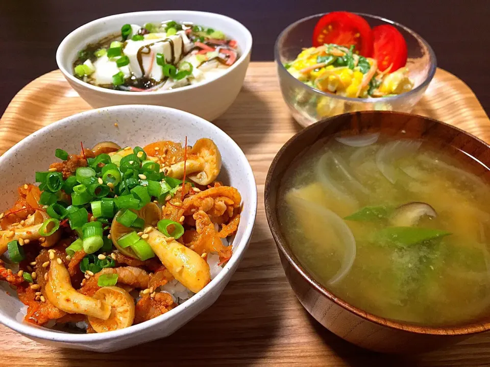 ⭐︎スパイシープルコギ丼
⭐︎インゲンとエリンギと玉ねぎの味噌汁
⭐︎とうもろこしと水菜のサラダ
⭐︎豆腐とカニカマのもずく酢和え|よっちぃさん