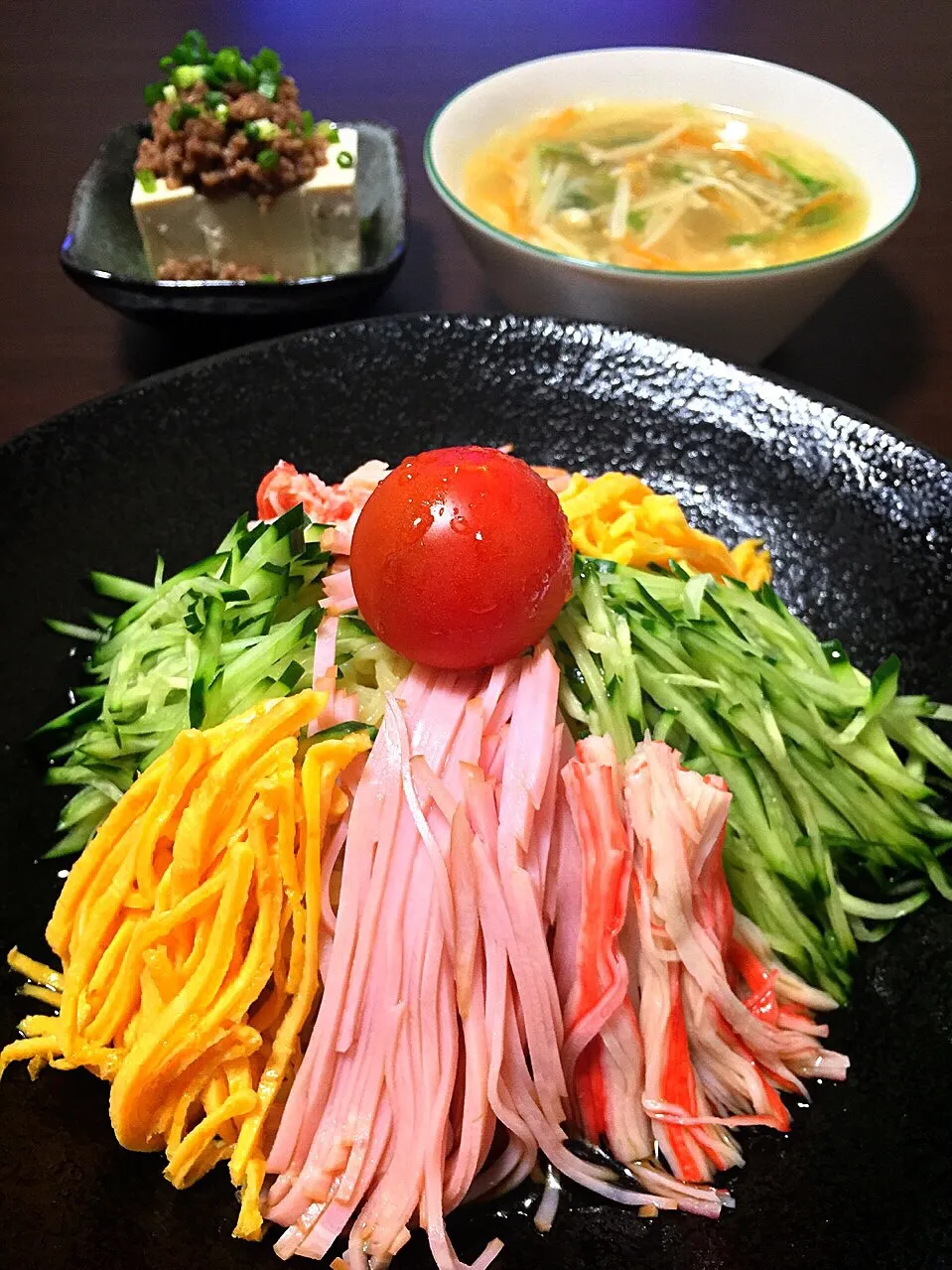 Snapdishの料理写真:⭐︎冷やし中華
⭐︎そぼろ乗せ冷奴
⭐︎エノキと野菜たっぷり中華スープ|よっちぃさん