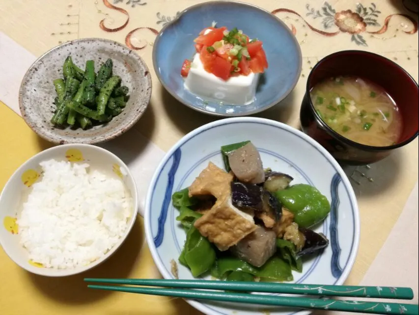 ベジタリアン晩ごはん
　万願寺とうがらし、茄子、蒟蒻、厚揚げの味噌醤油炒め
　いんげん胡麻和え
　トマト冷奴
　豆腐玉ねぎお味噌汁|korinoさん