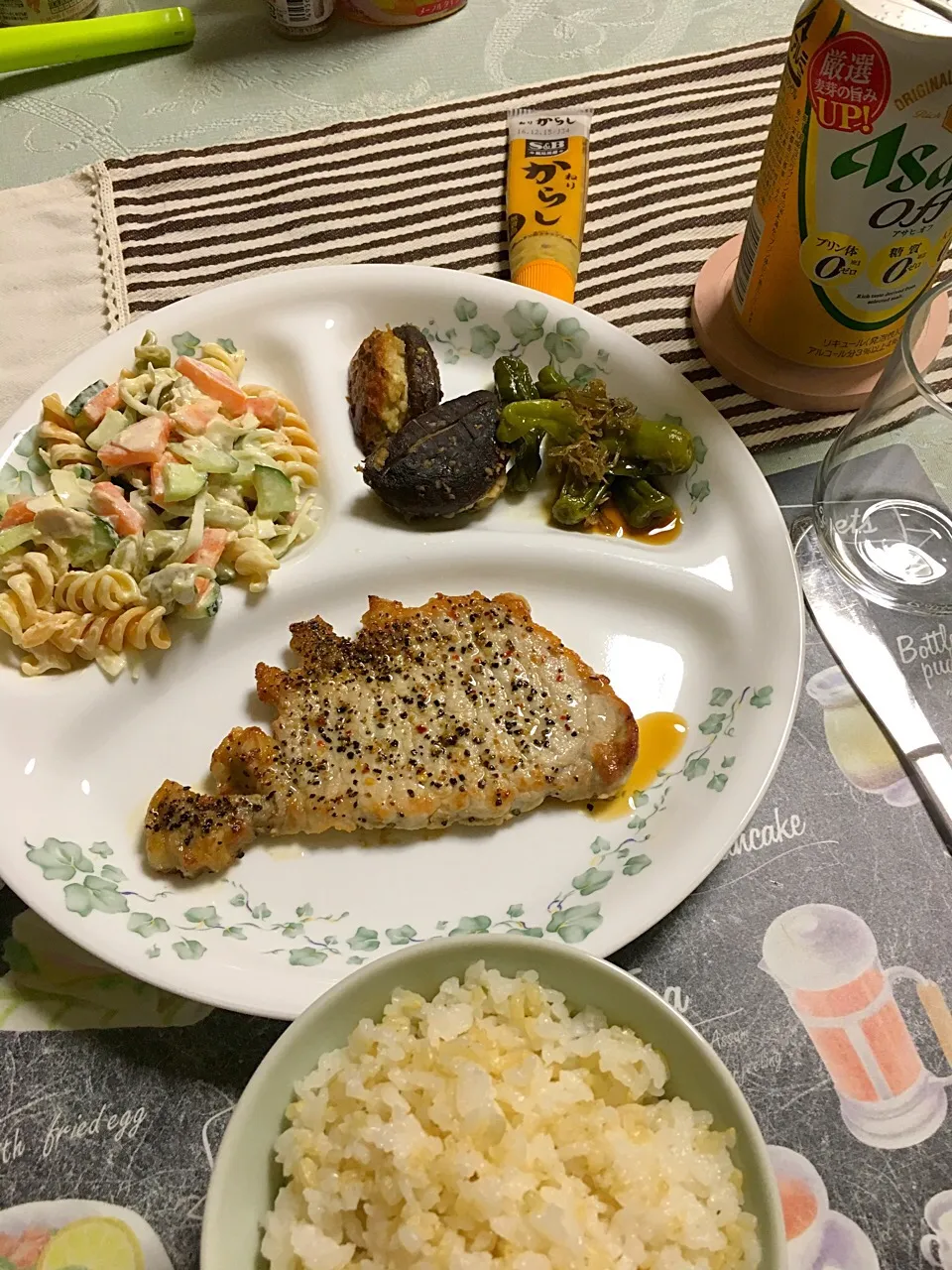 Snapdishの料理写真:ポークステーキ、マカロニサラダ、椎茸の肉詰め、シシトウの甘辛煮(*^ω^*)|ライムさん