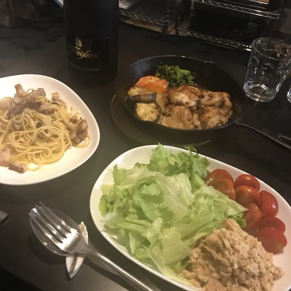 頂いたシャンパンとおうちご飯でパーティー＊
ペペロンチーノ＊チキンガーリックソテー＊サラダ＊＊|さきさん