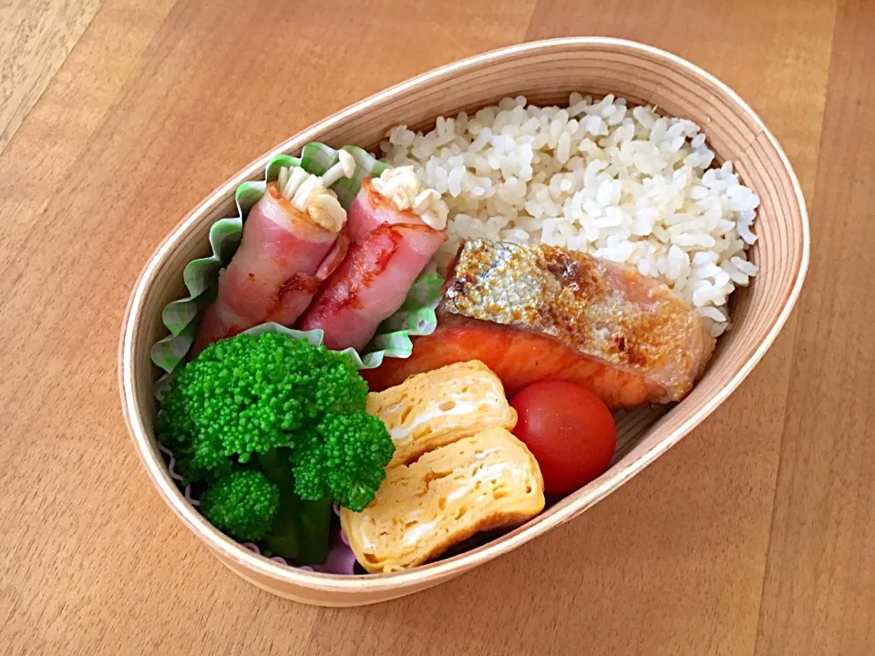 今日のお弁当#焼銀鮭#えのきベーコン#曲げわっぱ|ぴのさん