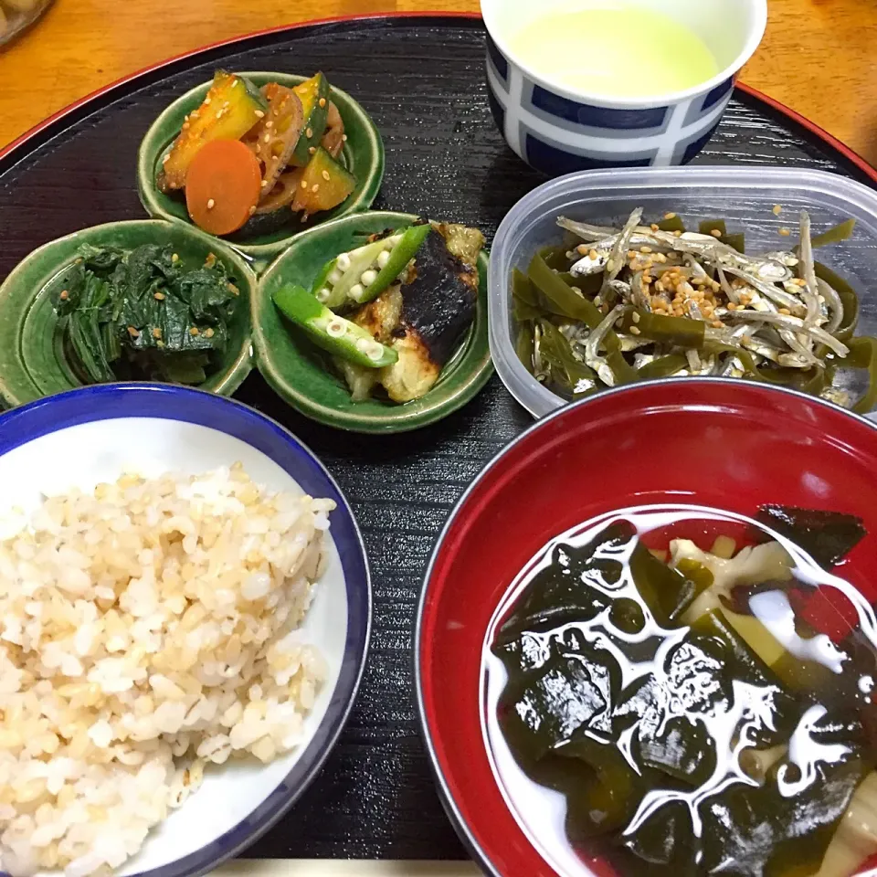 🔸蓮根・南瓜・人参の根菜トリオきんぴら
🔸茄子、オクラの焼き浸し
🔸ほうれん草のごま和え
🔸出しとり昆布といりこの甘酢漬け
🔸ご飯・舞茸・若芽のお吸い物|まゆさんさん