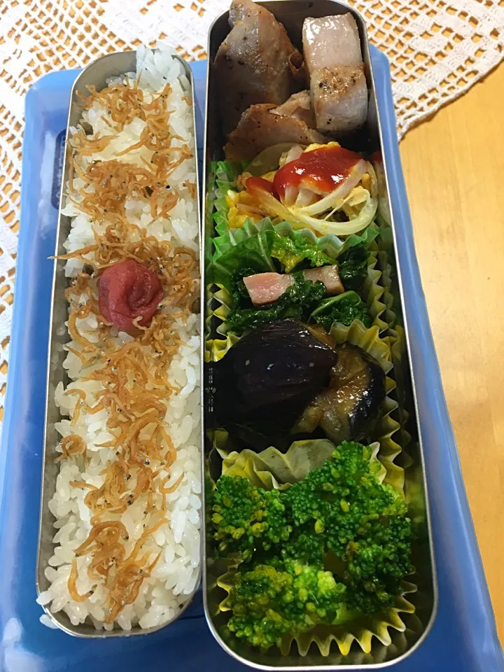 マグロソテー 玉ねぎと卵炒め ケールのベーコン炒め 茄子煮 ブロッコリー弁当。|Kumiko Kimuraさん