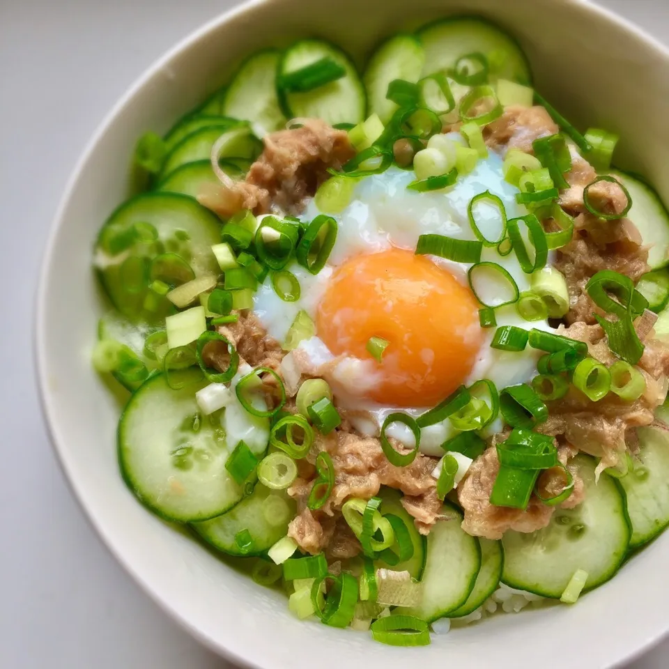 ぱぱっとランチ🍳ツナと温玉のやっつけ丼🐟|わたげさん