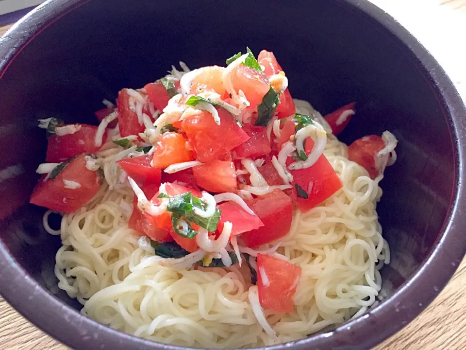 夏といえば トマトしらす素麺。|inoさん