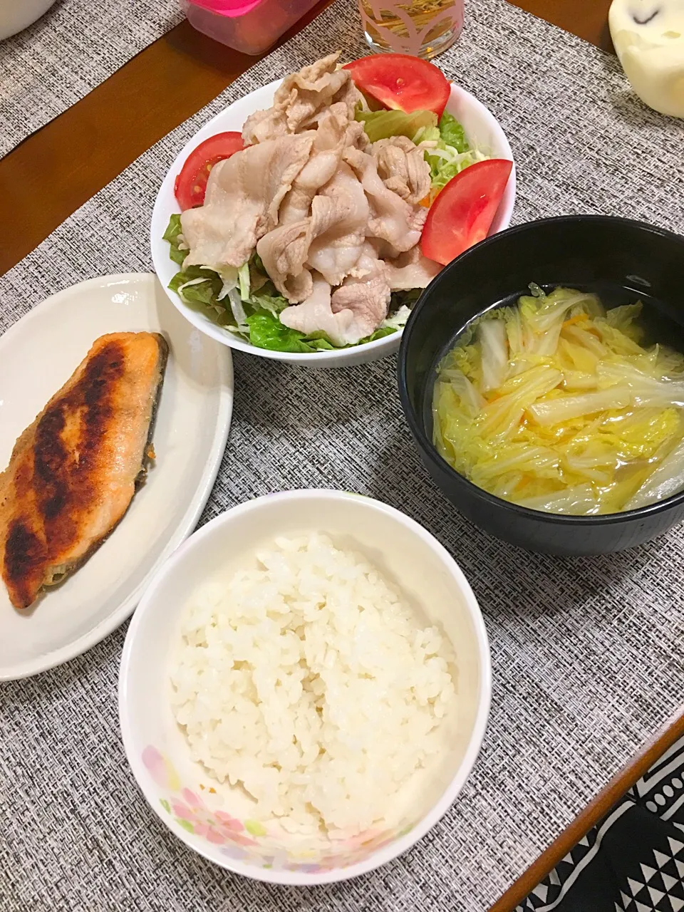 シャケムニエル、冷しゃぶサラダ🥗
白菜コンソメスープ|kumi♡さん