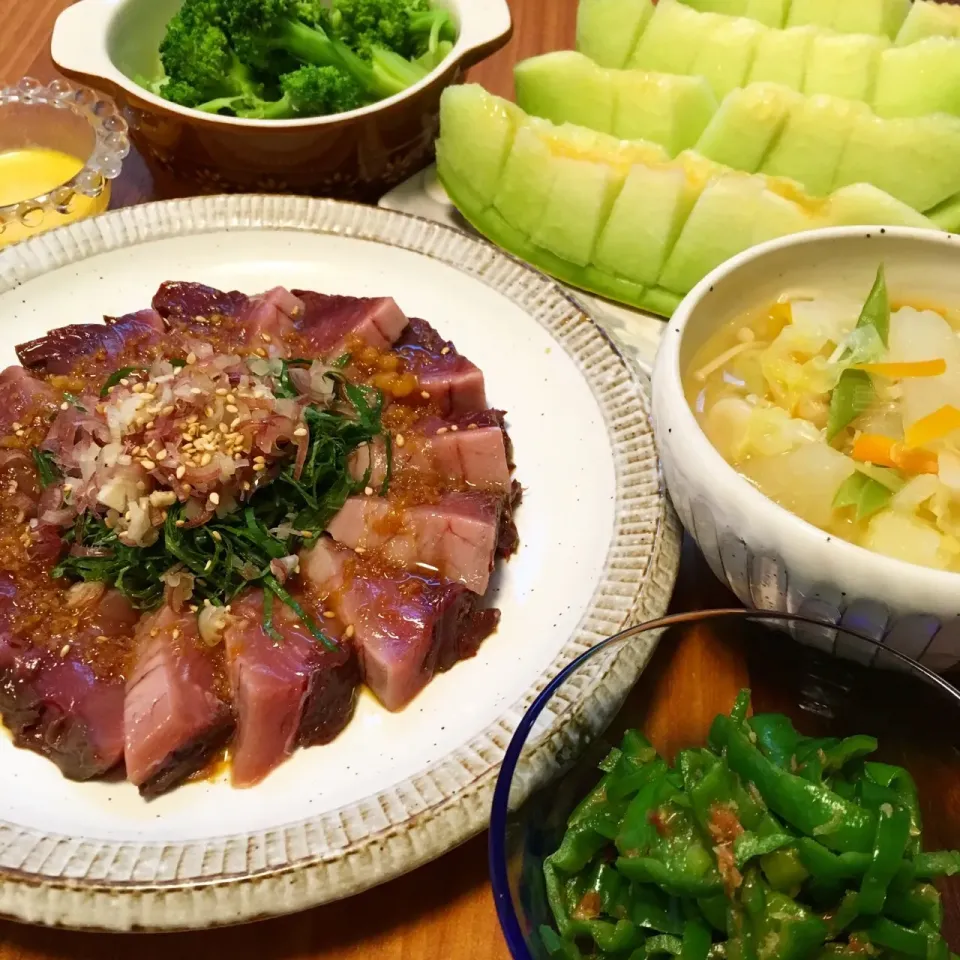 ＊鰹の香り漬け盛り ＊野菜モリモリみそ汁 ＊ピーマンの生姜かつお和え ＊おばあちゃんの採れたてブロッコリー人参マヨソース添え ＊おみや！メロン #古川家ごはん #古川家 #料理研究一家 #手作り #青森県産 #夏に食べたくなるレシピ #鰹|料理研究一家「古川家」さん