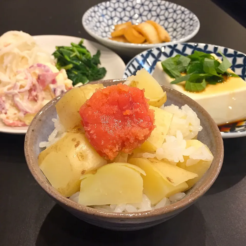 新じゃが皮ごとご飯🍚✨むぎこさんの真似して私も明太子乗せ〜💕💕|ヨッチャンさん