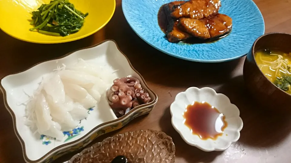 Snapdishの料理写真:ヒラマサ照り焼き、タコ刺身、南瓜キャベツえのきお味噌汁、黒豆、モロヘイヤお浸し|アンジェさん