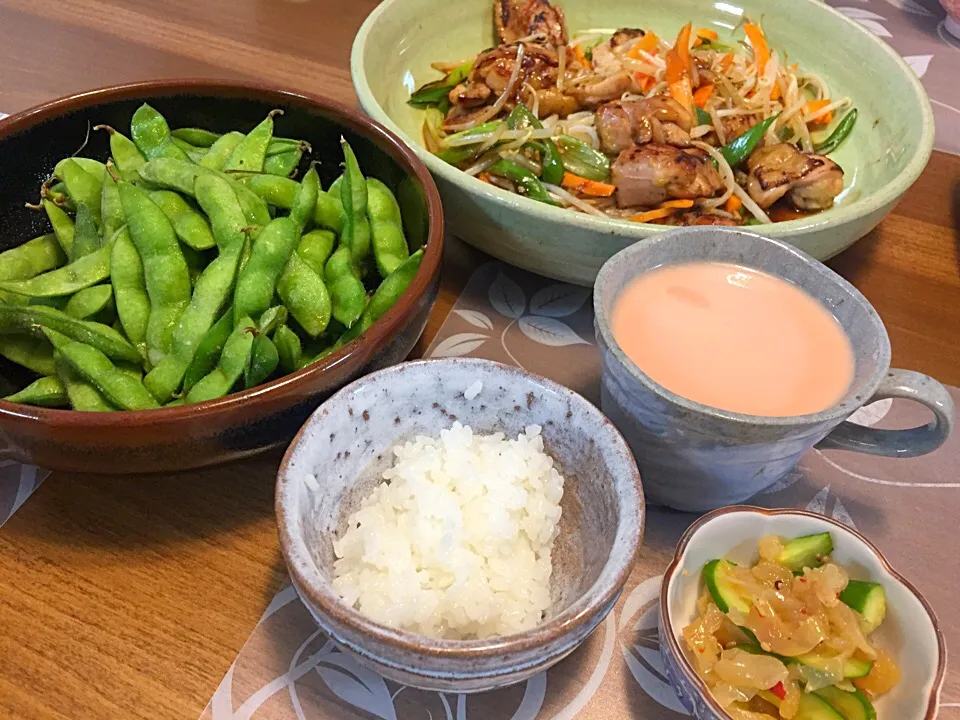 晩御飯
チキンと長ネギ人参もやしのにんにく醤油炒め、クラゲときゅうりの酢の物、白米、トマトと牛乳の冷製スープ|かよちゃんさん