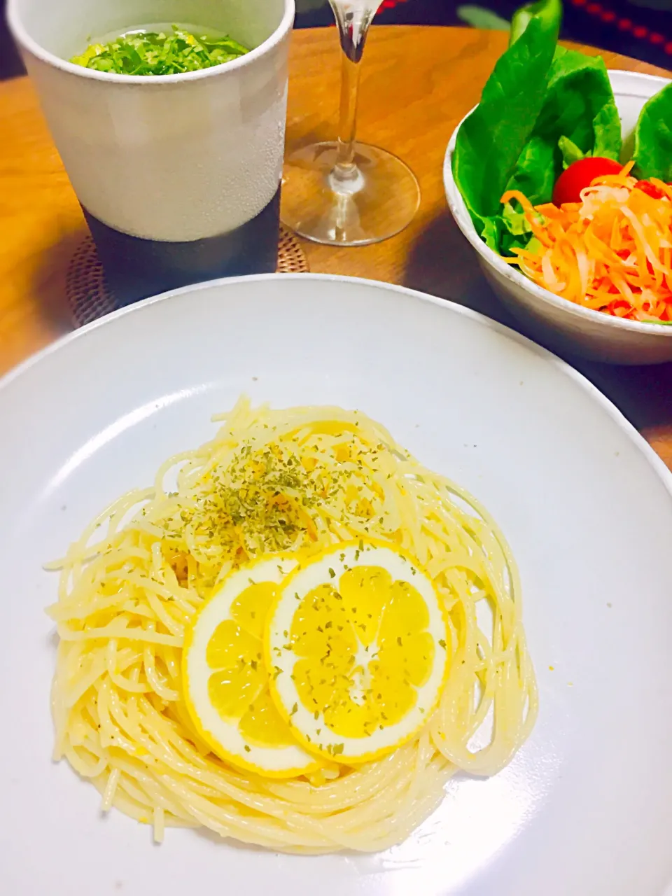 今日のシホ食堂‼️
🍋レモンクリームパスタ
🍋大根と人参のナムル
🍋セロリとエノキのスープ
🍋やっぱり白wine

#パスタ#レモンクリームパスタ#セロリのスープ#セロリ#レモン#ナムル#有機レモン|Shiho Nakayamaさん