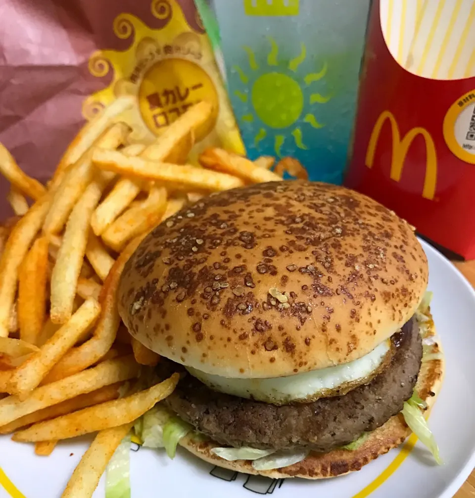 Snapdishの料理写真:夏カレーロコモコバーガー🍔
シャカシャカポテト🍟ホットチリ
マックフィズブルーハワイ🍹|るみおんさん