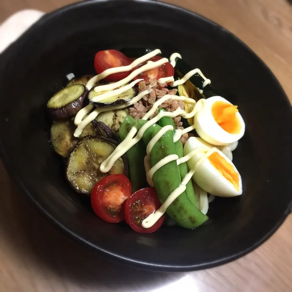 夏野菜とツナマヨ冷やしうどん
#うどん #夏野菜 #ナス #ズッキーニ #ツナ #キューピー #マヨネーズ|あきころさん