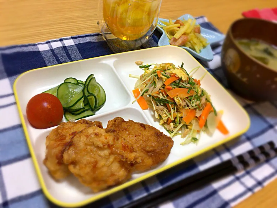 🙃今日の晩御飯🍴
#とりの唐揚げ #きゅうりの酢の物 #水菜の卵とじ#味噌汁#じゃがいもとウインナーのカレー炒め|makkkkkoさん
