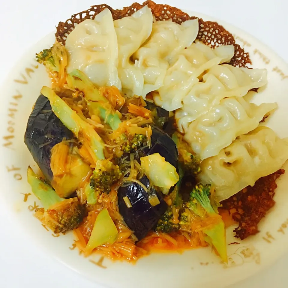 Eggplant and broccoli in sour mushroom sauce and pork and leek dumplings|Yukiさん