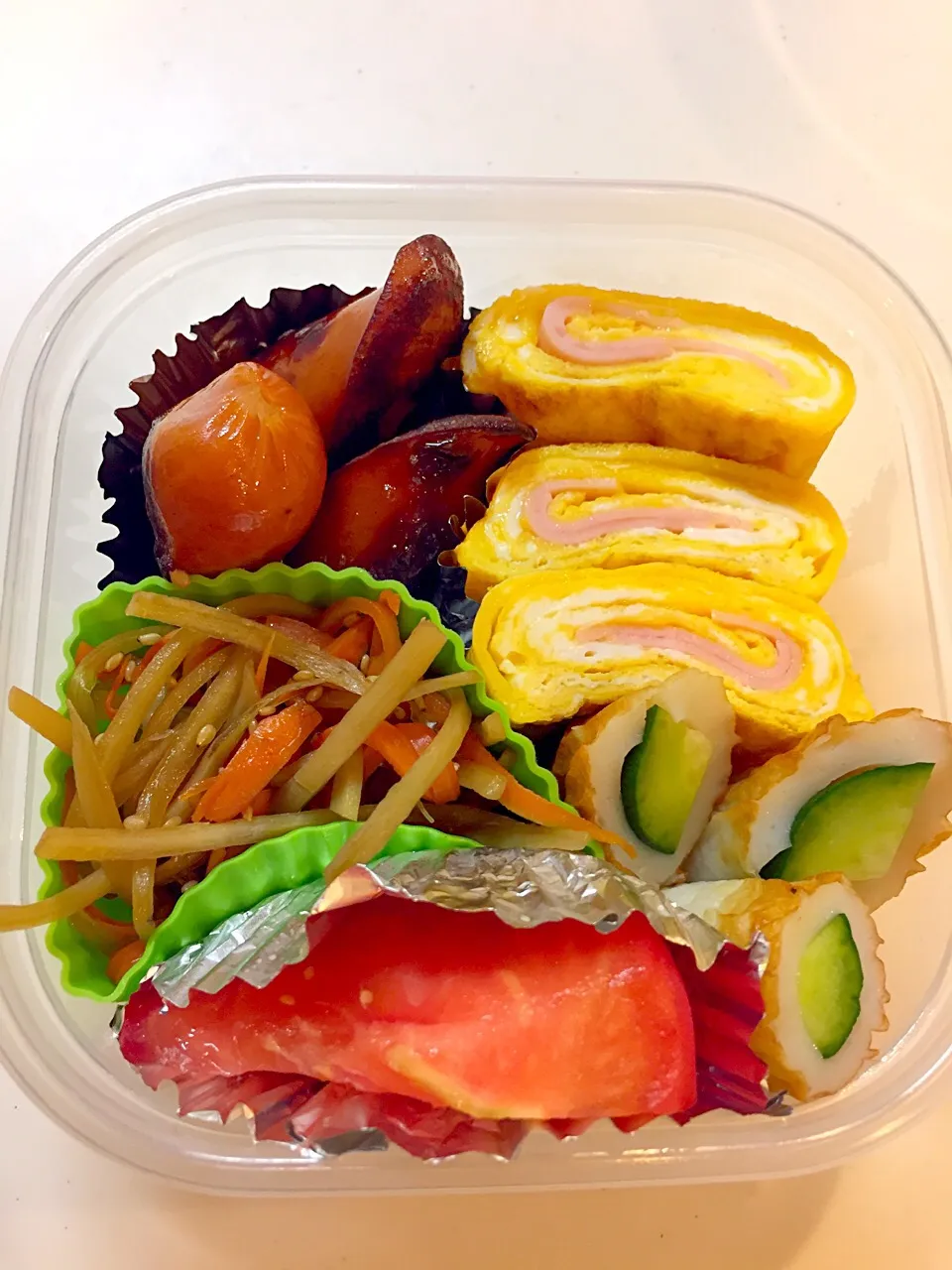 ♡今日のお弁当♡
#トマト#ちくわきゅうり#ハム入り卵焼き#ウィンナー#きんぴら|りんりんさん