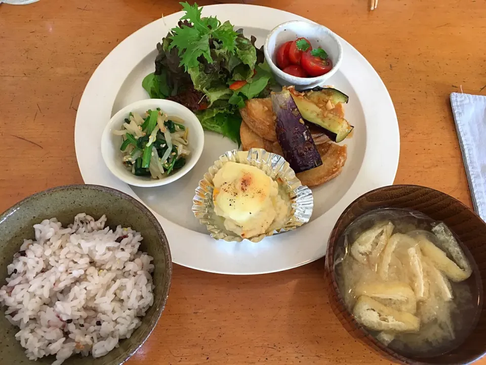 車麩と茄子の油淋だれ
じゃが芋とたまごの酒粕チーズ焼き
ナムル
トマトのマリネ
サラダ
雑穀ごはんと味噌汁|こいちさん