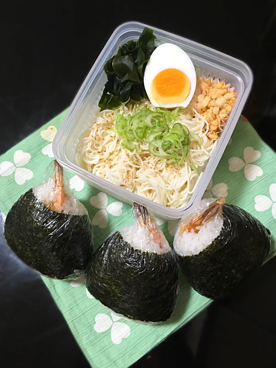 Snapdishの料理写真:素麺と天むす弁当

残り物の天ぷらじゃないよ！
朝から天ぷら揚げて天むすに💓













立川|にゃおさん