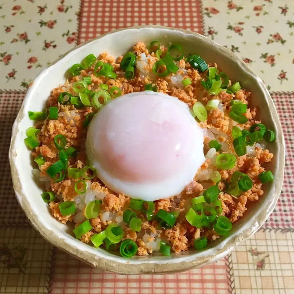 鮭フレークの温玉ごはん🍚🐣|＊ゆみしぼり＊さん