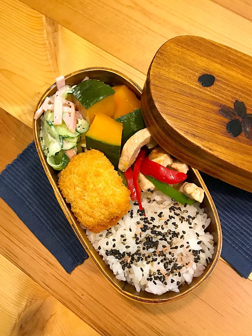 Snapdishの料理写真:パパたろ弁当

ふりかけごはん
かぼちゃの#
マカロニサラダ
豚肉とカラーピーマンの
           オイスターソース炒め
白身魚のフライ|ひななぎさん