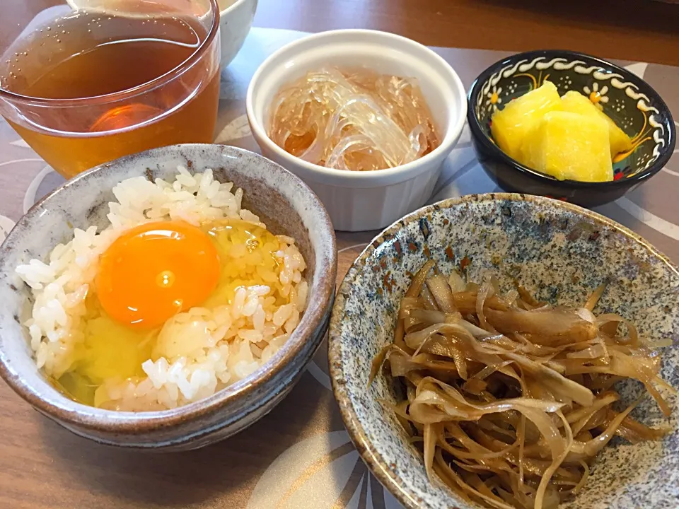 朝ごはん
卵かけご飯、きんぴらごぼう、ところてん、パイナップル|かよちゃんさん