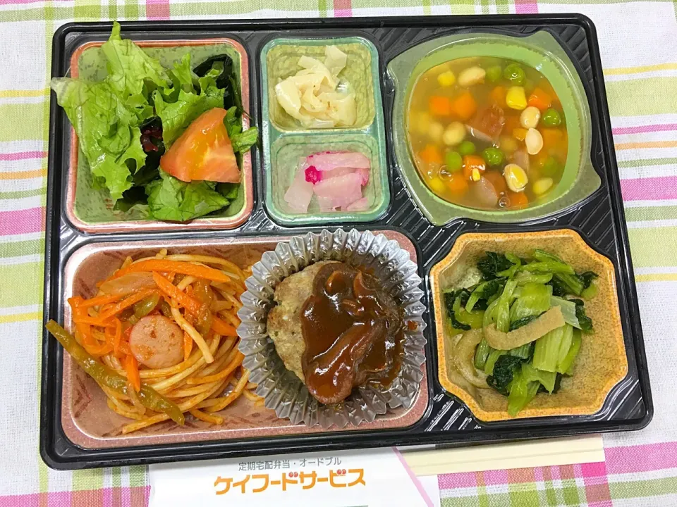 Snapdishの料理写真:自家製ハンバーグきのこ入りデミグラスソース 日替わり弁当 豊川市宅配|Naokazu Kuritaさん