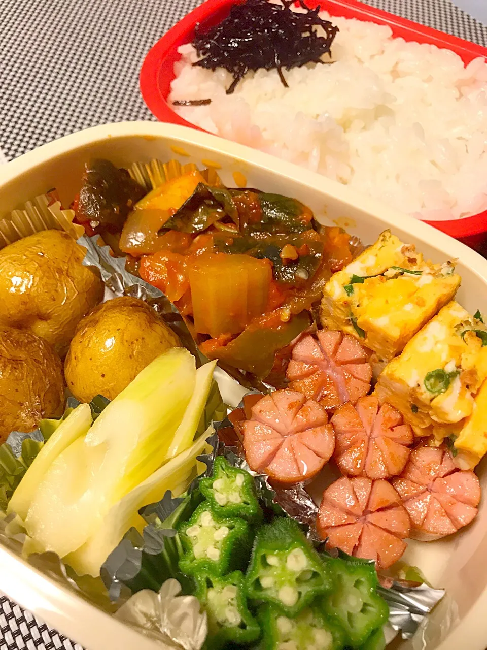 普通のお弁当。新じゃがの甘辛煮、ラタトゥイユ、セロリのピクルス、おくら、葱と海老の卵焼き、ウィンナー|Namiさん