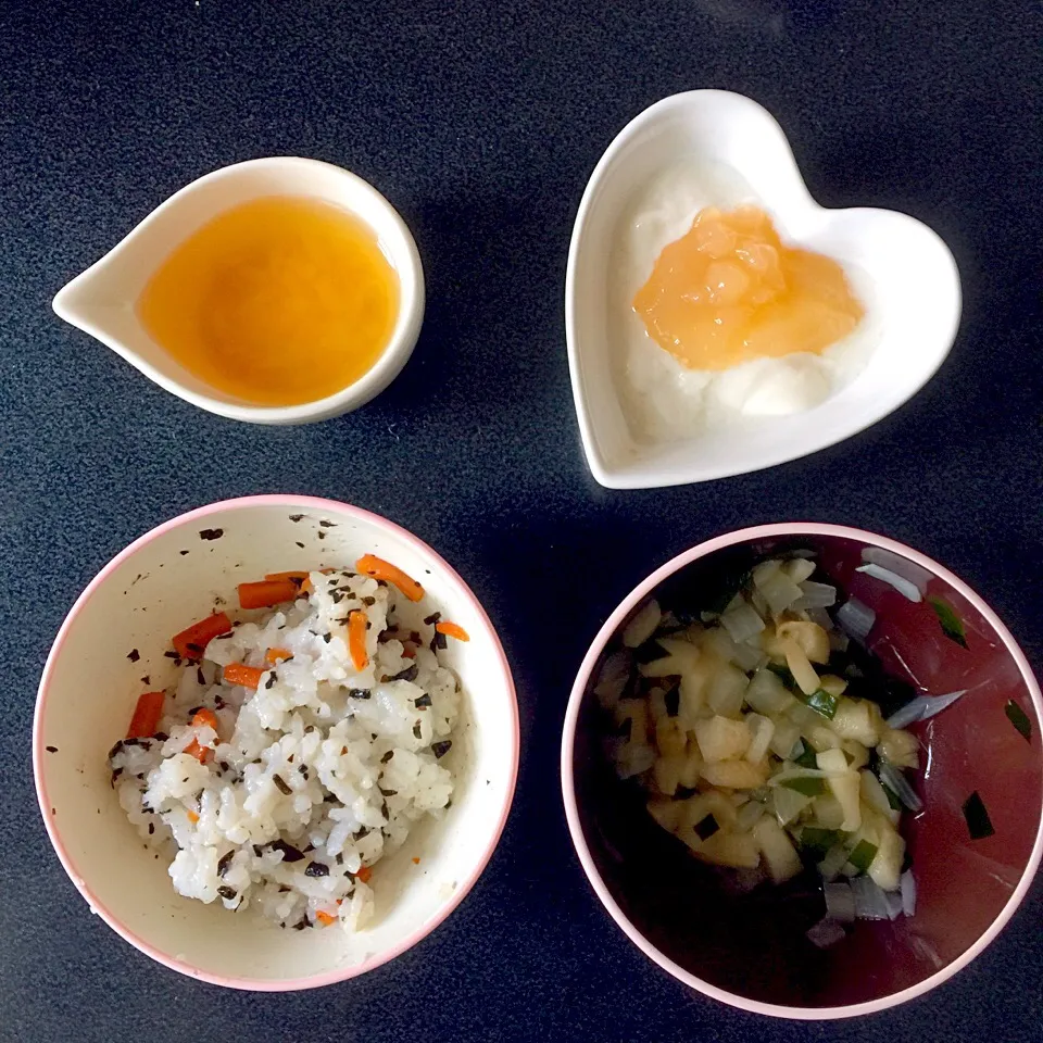 離乳食 朝
・ひじきごはん
・野菜とお麩とわかめの煮物
・もやしのお味噌汁
・豆乳グルトのももとリンゴのジュレ(BF)のせ|ぺろたんさん