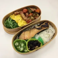 Snapdishの料理写真:弁当（ズッキーニとベーコントマトソテー、オムレツ、ベビーリーフサラダ、甘塩鮭、五目ひじき、オクラ）|SasaMasa213さん