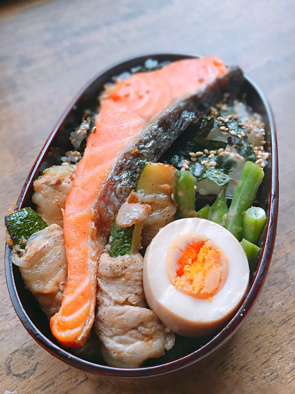 Snapdishの料理写真:今日のお弁当
・塩ジャケ
・ズッキーニの肉巻き
・味玉
・インゲンの胡麻和え|akiさん