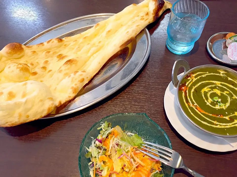 ほうれん草とチキンのカレー
ナン、でかっ‼︎|giseliさん