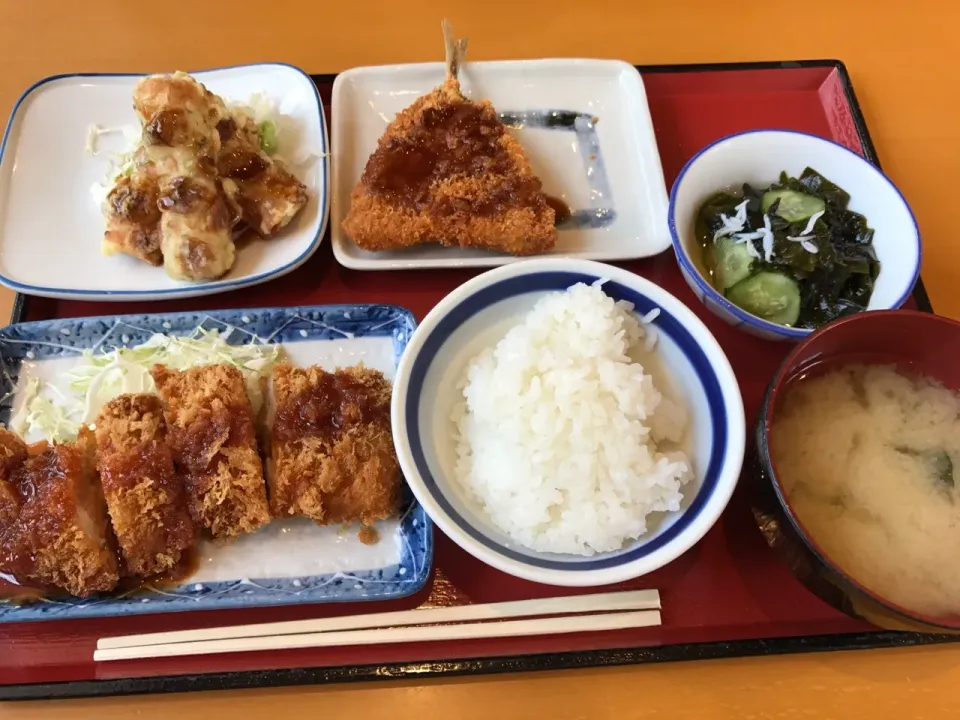 出張先の小田原の定食屋にて。
チキンカツ、鯵フライ、ちくわ揚げ、ワカメときゅうりの酢の物、
小ライス、お味噌汁。
しっかりいただいたので、今宵はバナナ、プロテイン、ビタミンタブレットとします。|sniper66さん