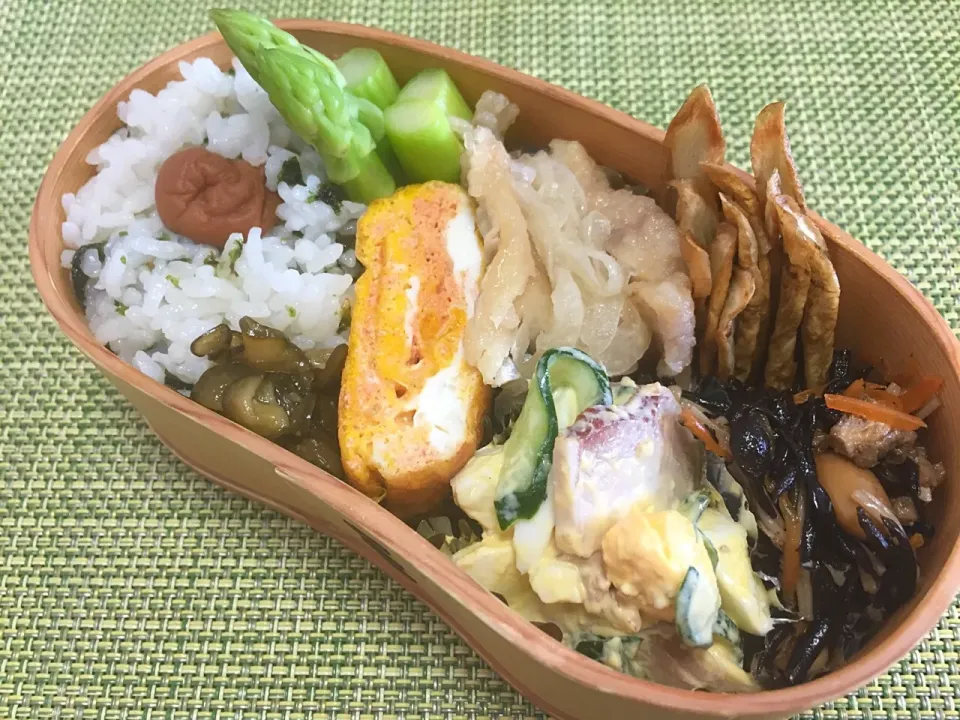 Snapdishの料理写真:2017年7月19日のお弁当
 
アスパラガス
卵焼き（明太子）
牛蒡の素揚げ
鯵の南蛮漬け
ひじきの煮物
卵とハムと胡瓜とキャベツのサラダ
胡瓜の佃煮|永島 恵さん