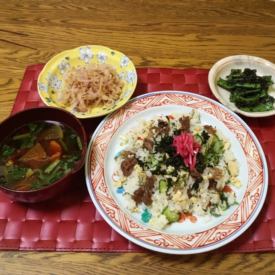 紫玉ねぎスライス・牛肉のお寿司・モロッコインゲンの胡麻和え・豚汁風具沢山お味噌汁|美也子さん