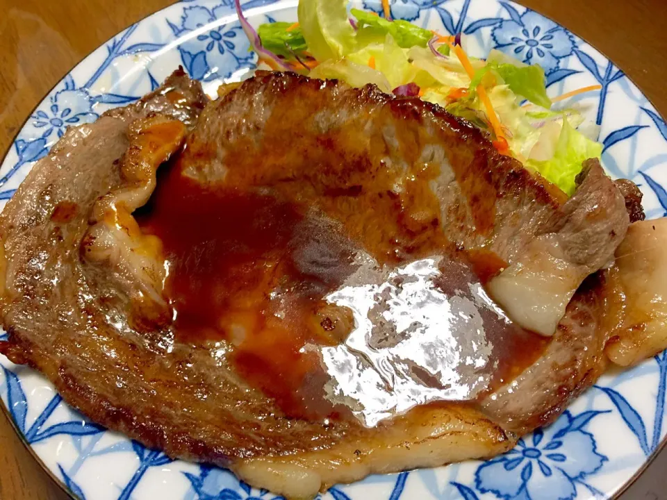 Snapdishの料理写真:バカでかいステーキ(*^o^*)|みっちんさん