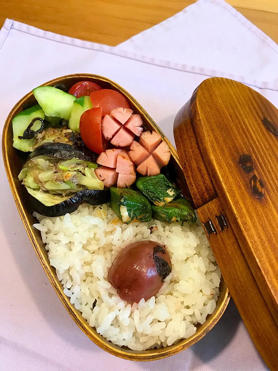 パパたろ弁当

ごはん
梅干し
なすのひき肉詰
白身魚の大葉巻き
ソーセージ
きゅうりと塩昆布の浅漬け
ミニトマト|ひななぎさん