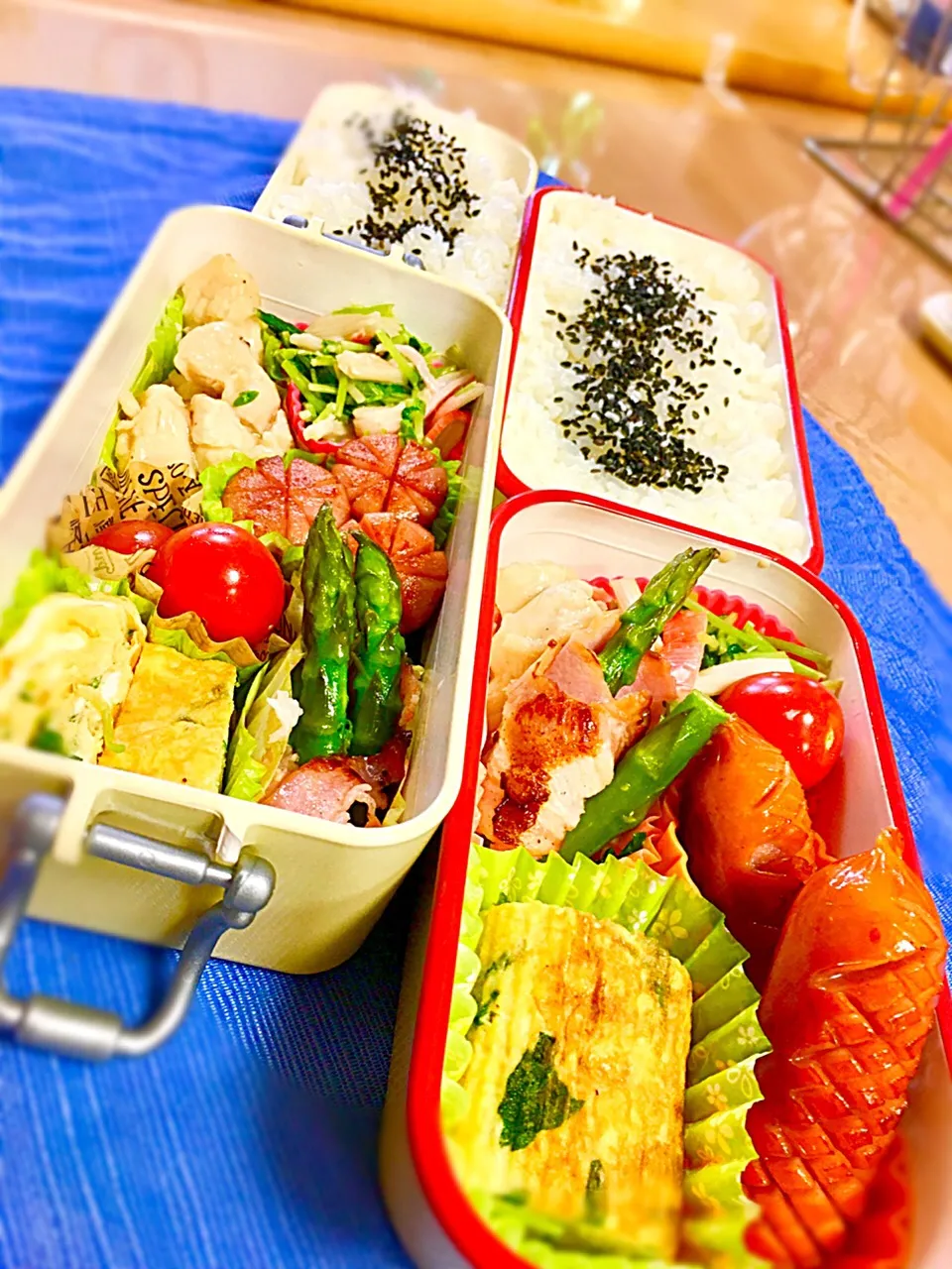 Snapdishの料理写真:7月20日  JK2娘と奥さん向けお弁当

お弁当担当も本日で一区切り。
週2でこんだけ大変なんだから、毎日作っている主に全国のお母様達は、本当に大変なんだと思います…。

本日のテーマ   具沢山

鳥モモ肉ソテー
ベーコンアスパラ
だし巻き卵
ミニトマト
豆苗とカニカマのポン酢マヨ和え
粗挽きソーセージ|高橋陽一さん