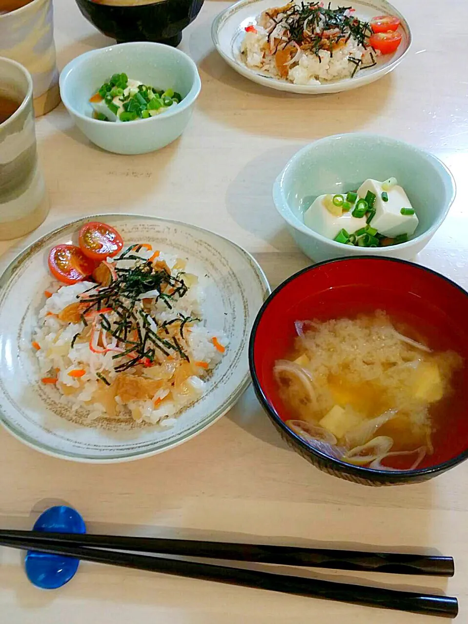 チラシ寿司 豆腐とネギ味噌汁 冷奴
暑くて食欲がないときは、酢飯が一番|Booパパさん